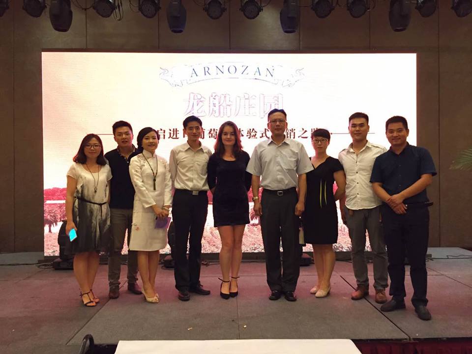 Photo of Sina Careers's interns in China with their Chinese colleagues
